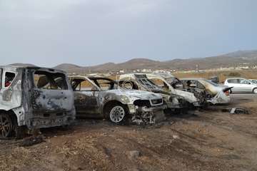 Cinco vehículos calcinados un incendio intencionado en un solar de El Ejido-Telde/TA.